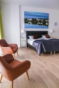 雷克雅未克Iceland Comfort Apartments by Heimaleiga的一间卧室配有两张床和两把椅子
