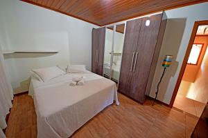 圣佩德罗塞拉塞拉帝国生态度假酒店的卧室配有一张白色大床