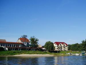 德绍布拉姆巴赫埃布特拉森酒店的水体上的度假胜地