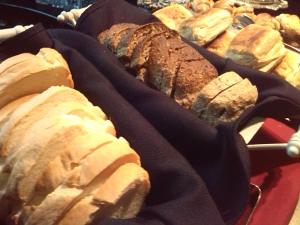 门多萨波希米亚精品酒店的桌上的一大堆不同类型的面包
