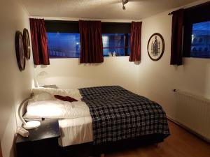 斯蒂克松鲁姆Holiday Guesthouse的一间卧室设有一张床和两个窗户。