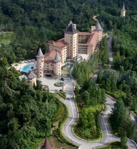 武吉丁宜The Chateau Spa & Wellness Resort的享有山区度假胜地的空中景致