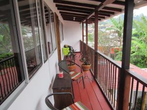 萨兰托卡萨拉埃利安娜宾馆的房屋内的阳台配有桌椅