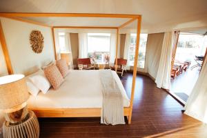 玛志洛Ingenia Holidays Rivershore的一间带大床的卧室和一间客厅