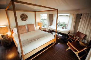 玛志洛Ingenia Holidays Rivershore的一间卧室设有两张床和两个窗户。