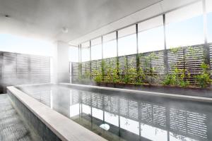 伊势市伊势市伊势神宫酒店的一座种植了植物的游泳池