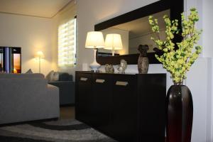 瓜亚基尔Home Suite Garden的客厅配有花瓶和镜子