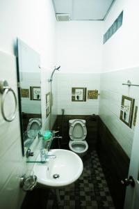 大叻吉雅范酒店的一间带水槽和卫生间的浴室