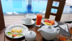 尼甘布雷顿度假村的一张桌子,上面放着鸡蛋和水果,还有一壶果汁