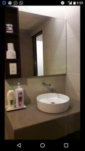 哥打巴鲁妈妈一室公寓的浴室的柜台设有水槽和镜子
