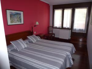 ErrezilLetea的一间卧室设有一张带红色墙壁的大床