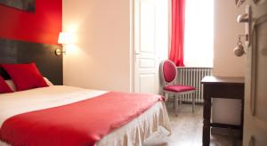 Réalville奥斯利朵酒店的一间卧室配有红色的床和红色椅子
