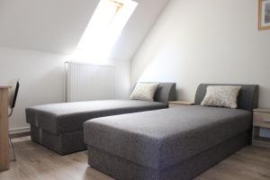 布达佩斯Rudolf Apartment的一间带两张床和一张沙发的卧室