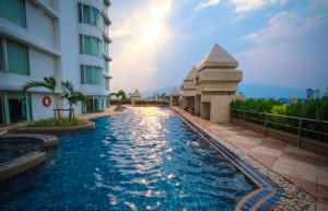 Duangtawan Hotel Chiang Mai -SHA Extra Plus内部或周边的泳池