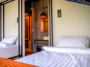 尖竹汶贝蒂加斯姆赤达布瑞旅馆的带两张床和镜子的客房