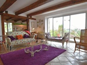 法扬斯Quaint Villa in Fayence with Private Swimming Pool的客厅配有两张沙发和紫色地毯