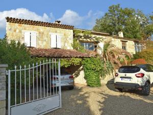 法扬斯Quaint Villa in Fayence with Private Swimming Pool的两辆汽车停在房子前面的房子