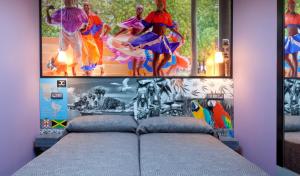 马德里丘埃卡JC客房旅馆的一间设有一张壁画床的房间