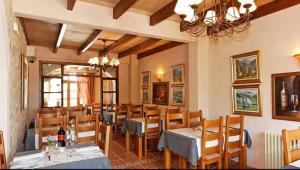 坎波斯索玛歌酒店的餐厅设有1间带桌椅的用餐室