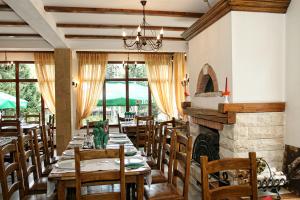 阿列谢尼瓦贾蒙特鲁膳食旅店的一间带长桌和壁炉的用餐室