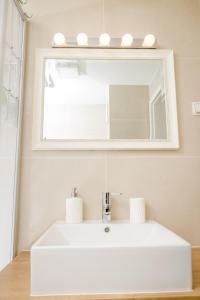 青斯特Ferienwohnung Sonnenblick的浴室设有白色水槽和镜子