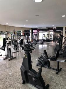 热河市Prime Hotel Águas da Serra的健身房设有数台跑步机和健身自行车