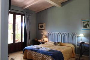 卡利亚里Santa Igia - Country House的一间卧室配有一张蓝色墙壁的床