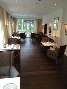 朗格奥Hotel De Insulåner的用餐室设有桌椅和窗户。