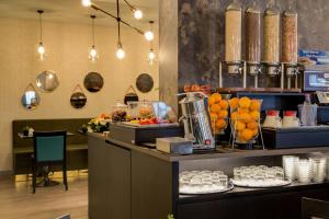 佛罗伦萨佛罗伦萨CHC贝斯特韦斯特优质酒店的一间提供水果自助餐的餐厅