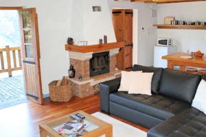 莫尼兹港OurMadeira - Casa de Campo, countryside的带沙发和壁炉的客厅