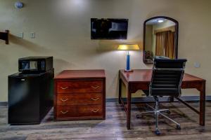 科西卡纳科西卡纳金斯威旅馆的办公室,配有书桌、电脑和椅子