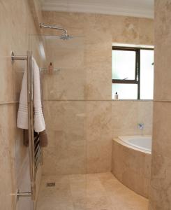 斯泰伦博斯Keren's Vine Guesthouse的带淋浴、浴缸和盥洗盆的浴室