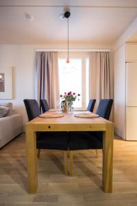 罗瓦涅米Arctic Railway City Suite的一个带蓝色椅子的餐桌和用餐室