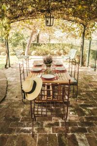 基安蒂格雷夫La Veronica Exclusive Chianti Resort的一张带椅子的木桌和一顶帽子