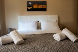 雅典加兹迪威恩公寓的卧室配有白色的床铺和白色的枕头