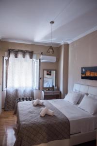 雅典加兹迪威恩公寓的一间卧室配有一张大床和两条毛巾