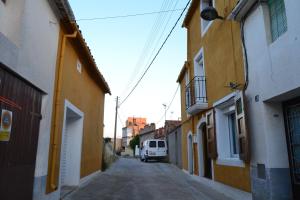 Sant Pere SacarreraCal Llorenç的一辆面包车停在狭窄的小巷,里面建有建筑物