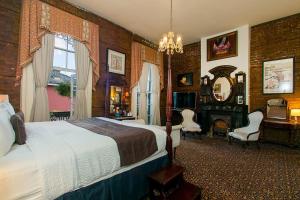 新奥尔良Lafitte Hotel & Bar的一间卧室设有一张床和一个壁炉。