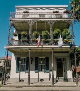 新奥尔良Lafitte Hotel & Bar的带阳台和旗帜的建筑