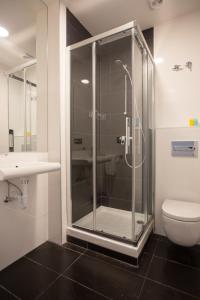 圣塞瓦斯蒂安Central Roomss的带淋浴、卫生间和盥洗盆的浴室