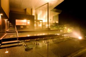 会津若松御宿东凤日式旅馆的一座晚上设有游泳池的建筑