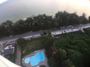 班佩罗勇市泰式风格VIP公寓的享有公园空中美景,设有游泳池