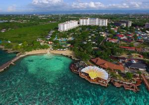 麦克坦Jpark Island Resort & Waterpark Cebu的享有度假胜地和海洋的空中景致