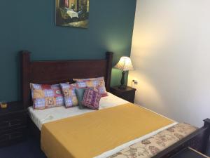 安曼诺贝尔酒店的一间卧室配有一张带黄色床单和枕头的床。
