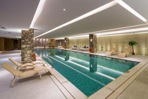 广州广州穗和瑞斯丽酒店公寓的一个带躺椅的酒店游泳池