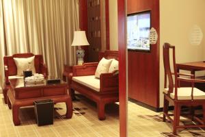 鄂尔多斯鄂尔多斯雍贵酒店的客厅配有沙发和椅子