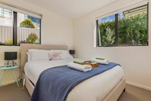 霍巴特110 Hampden Apartments的一间卧室配有带毛巾的床