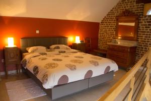 博尔赫隆't Gillebroek的一间卧室设有一张大床和砖墙