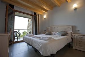 奥利奥Agroturismo Itxaspe的一间卧室设有一张大床和一个大窗户