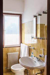 福尔加里亚米尼翁酒店的一间带水槽和卫生间的浴室以及窗户。